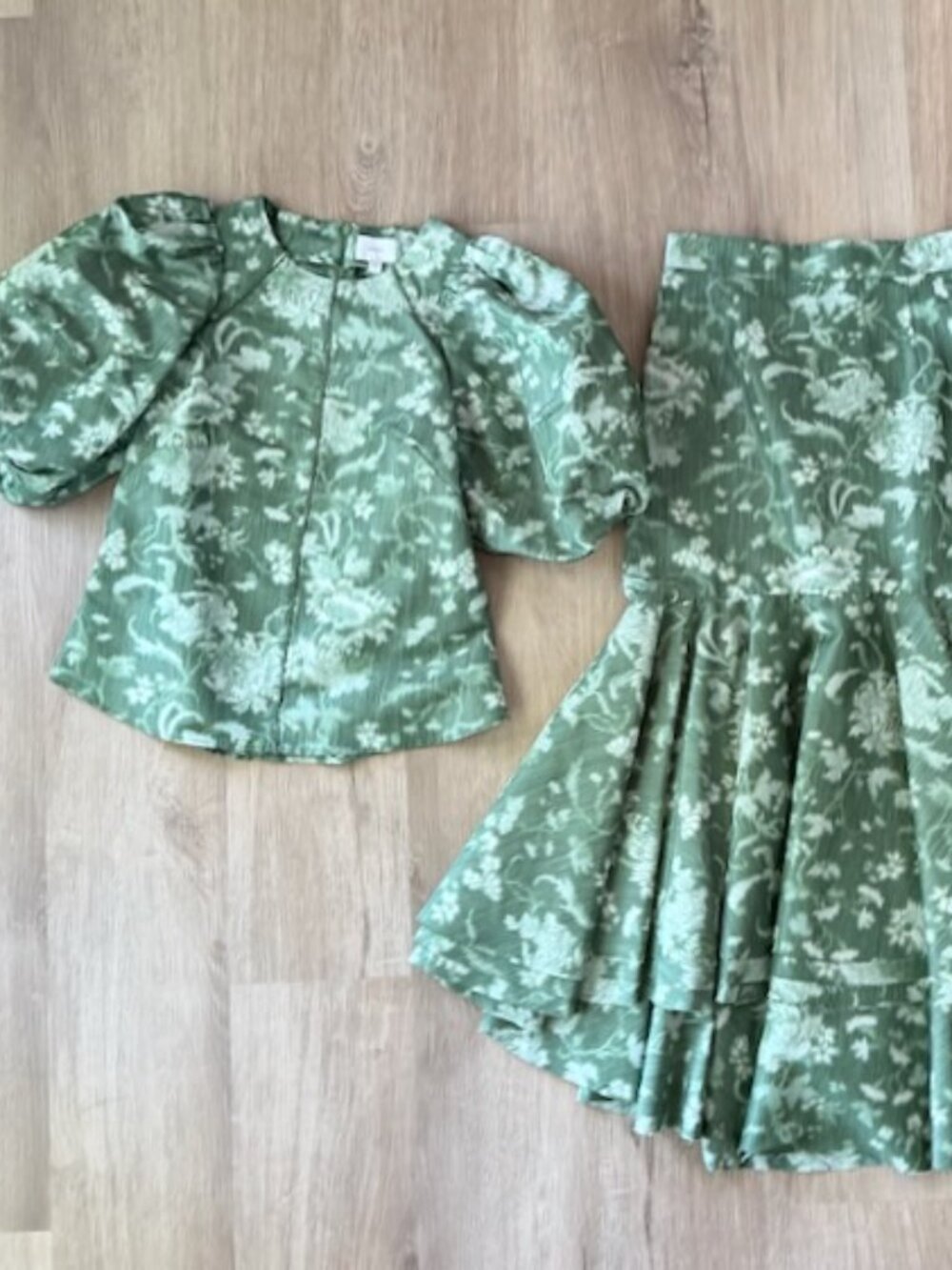 Lesea Berry Sz 2 Green Taffeta Top & Skirt Set